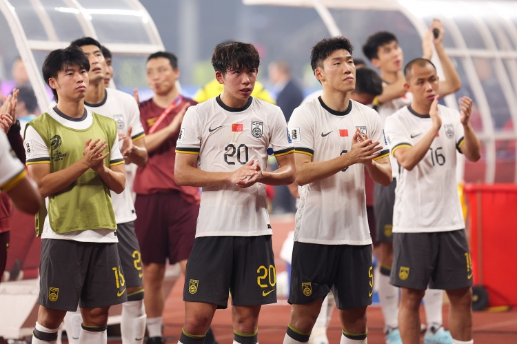 足球報(bào)：國足戰(zhàn)巴林爭勝仍是首要目標(biāo)，會給年輕人更多的機(jī)會