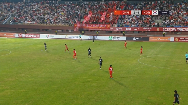 現(xiàn)場(chǎng)廣播宣布，中國(guó)男足U16vs韓國(guó)U16現(xiàn)場(chǎng)觀眾為6781人