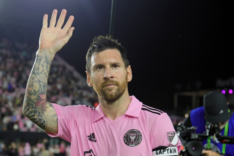 記者：梅西拒絕與邁阿密當(dāng)?shù)赜浾呓涣鳎贿^球員們都說他很謙遜