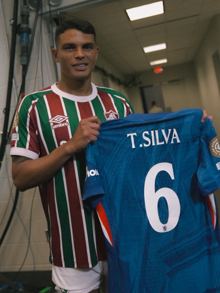 切爾西贈(zèng)送蒂亞戈-席爾瓦6號(hào)球衣并曬出合影：怪獸