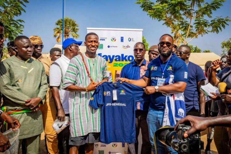 太陽(yáng)報(bào)：熱刺球星帕佩-薩爾花費(fèi)數(shù)千英鎊為家鄉(xiāng)村莊支付電費(fèi)