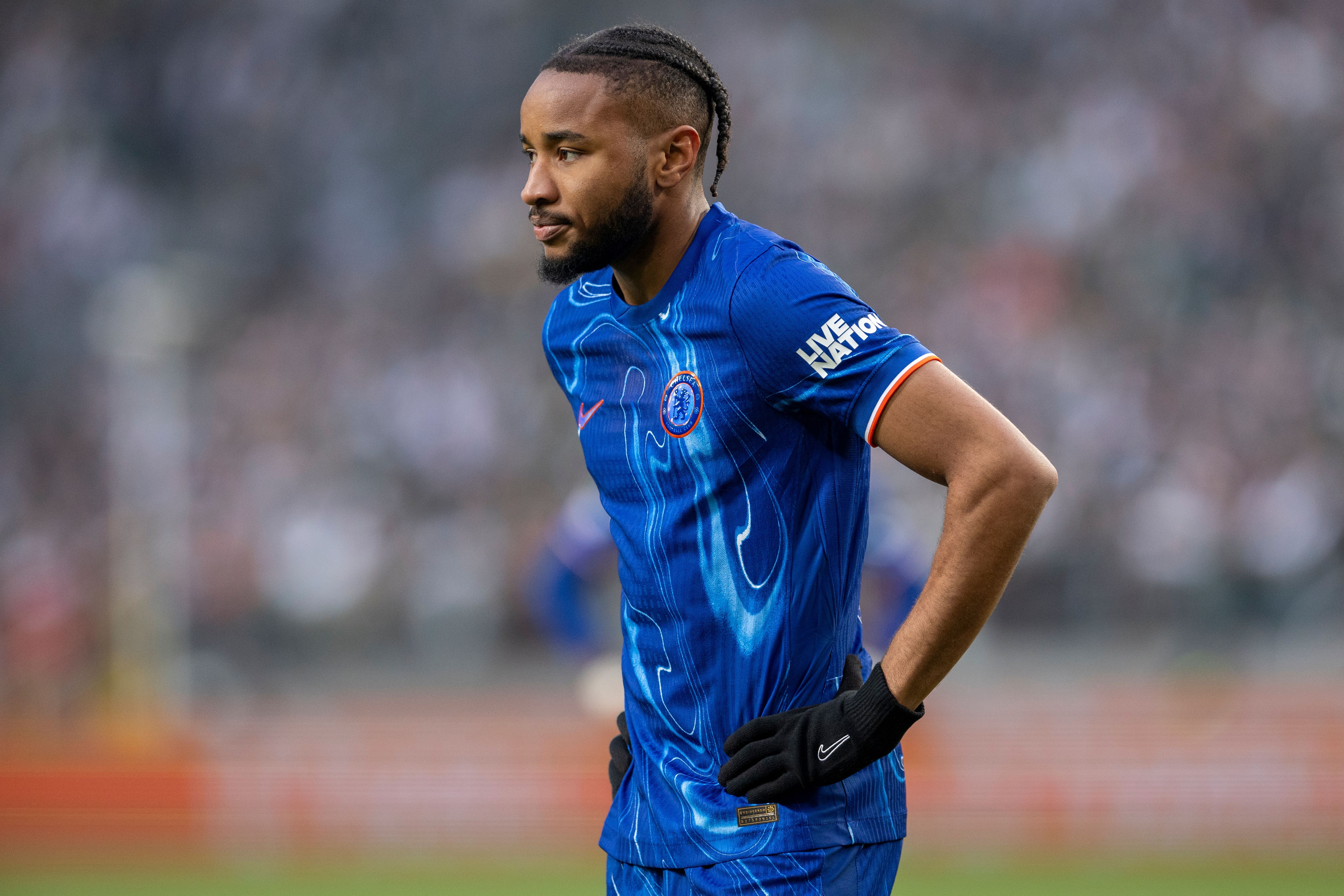 恩昆庫(kù)與馬雷斯卡關(guān)系并不融洽，教練有時(shí)會(huì)讓球員訓(xùn)練中踢6號(hào)位