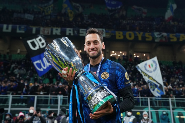 米體：恰爾汗奧盧下周二提前返回國米開始夏訓，愿意考慮留在國米