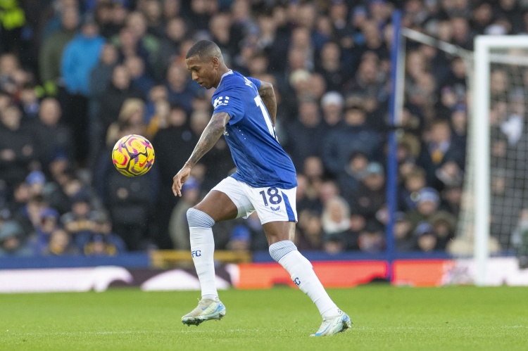 記者：沃特福德仍有意免簽阿什利-揚(yáng)，雙方夏窗進(jìn)行過談判