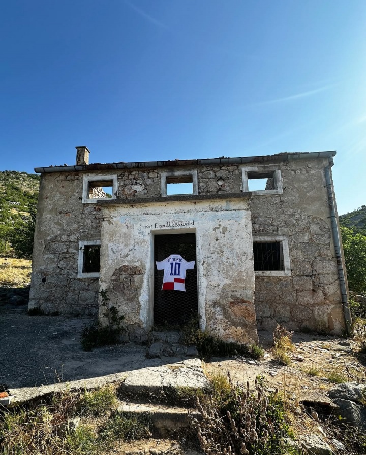 格瓦迪奧爾參觀莫德里奇童年時(shí)被戰(zhàn)火摧毀的房子，并掛上魔笛球衣