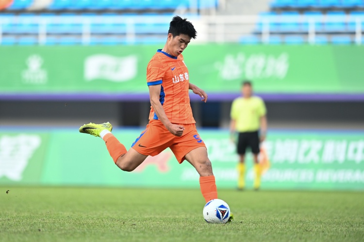 東體：泰山隊(duì)首個(gè)丟球后路易斯顯得很沮喪，彭嘯主動(dòng)上前安慰