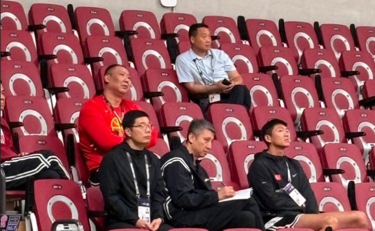 研究對(duì)手！郭士強(qiáng)現(xiàn)場觀看了韓國vs關(guān)島的比賽 并認(rèn)真做起了筆記