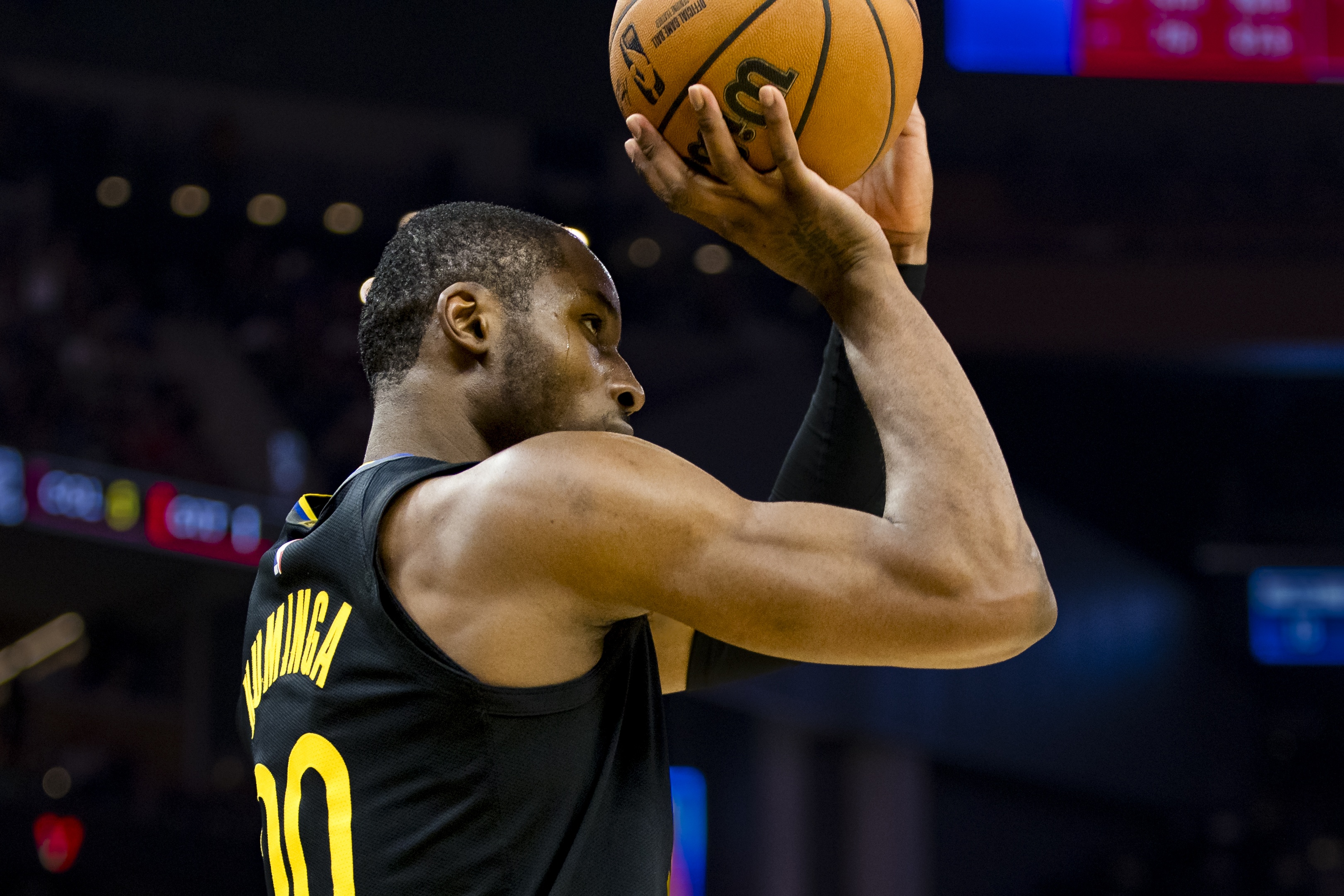 王記：庫(kù)明加以簽資質(zhì)報(bào)價(jià)威脅勇士 勇士可能讓步用他換蒙克