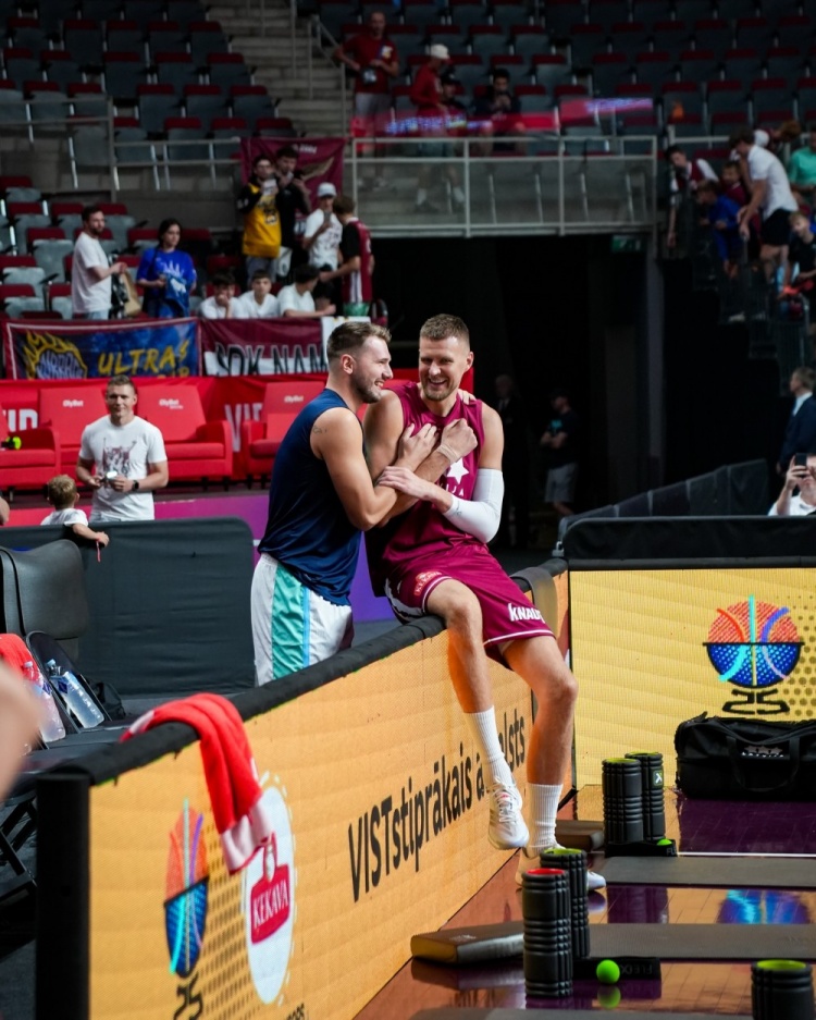 老隊(duì)友重逢！熱身賽前東契奇與老隊(duì)友波爾津吉斯嬉笑攀談