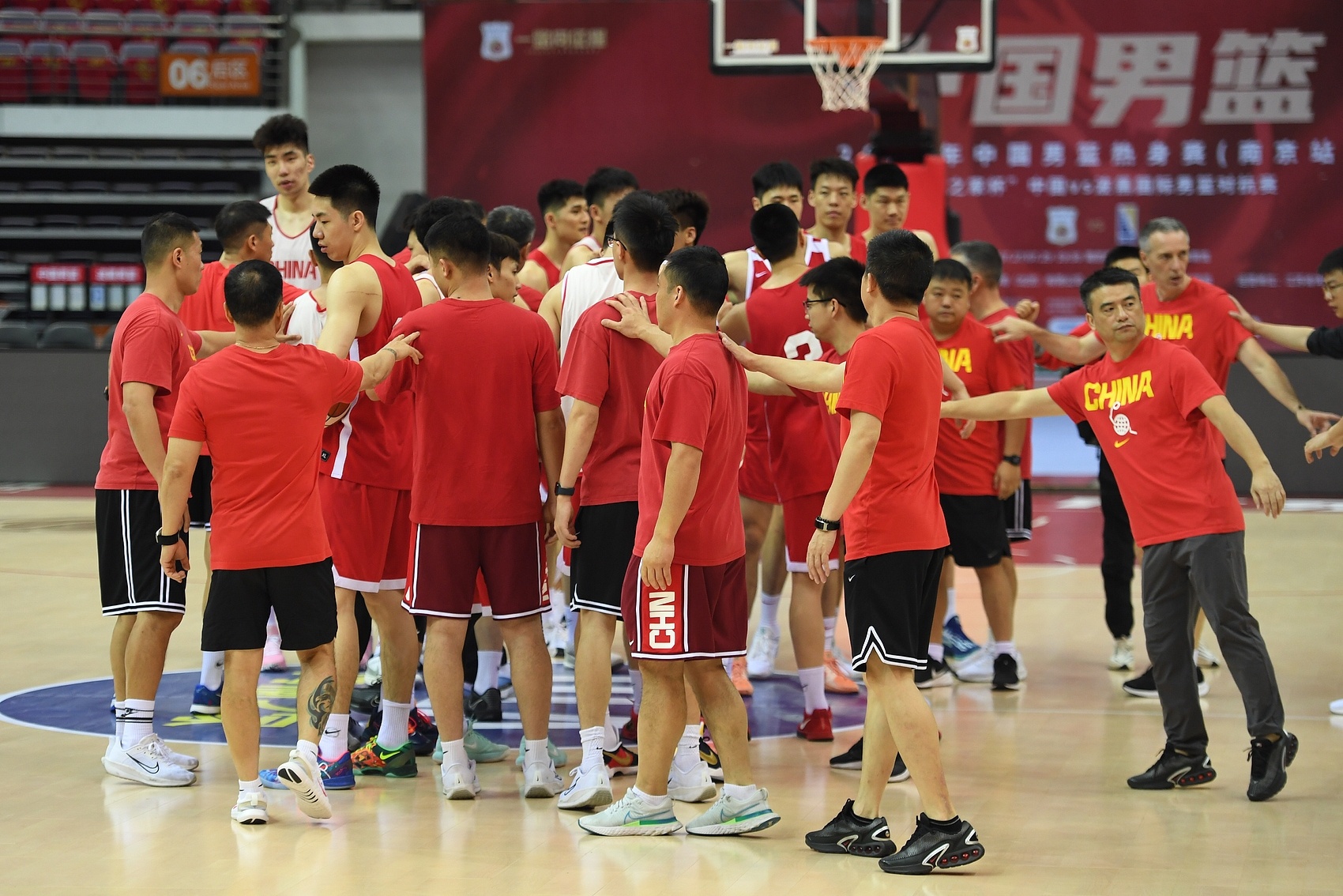 沖！中國(guó)男籃第18次殺進(jìn)亞洲杯決賽 此前16冠1亞