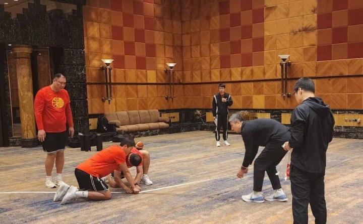 中國男籃決賽日沒時間趕往場館訓(xùn)練 在酒店用膠布貼了個臨時球場