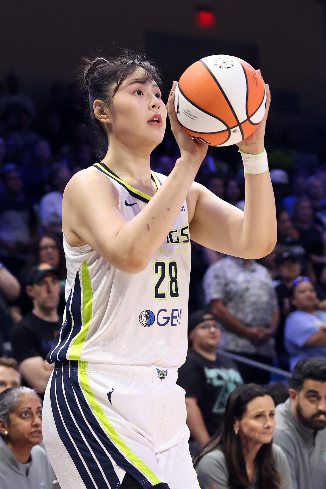 李月汝本賽季先后效力于風(fēng)暴和飛翼 共出戰(zhàn)31場&場均6分4.5板