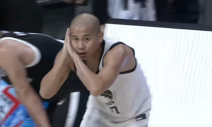 果子哥發(fā)威拒絕黑八！曹芳末節(jié)4記三分超神表現(xiàn)率瓷器廠17分逆轉(zhuǎn)