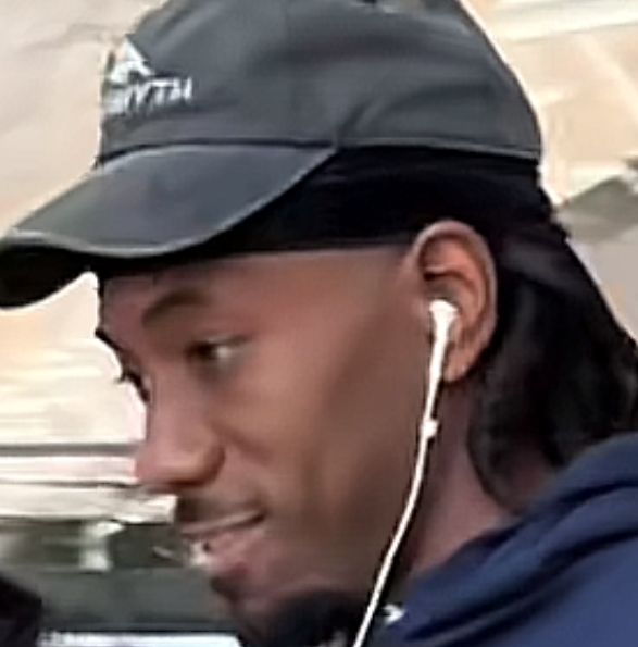 他笑了！網(wǎng)友機場偶遇小卡 小卡沖他點頭微笑