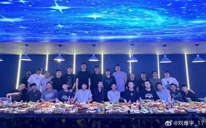 劉雁宇更博曬昔日隊(duì)友合照：聚也不是開始 散也不是結(jié)束！