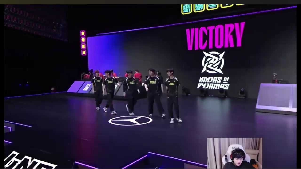 玩得很開(kāi)心?。√扑怪袊?guó)行“偶遇”小卡 當(dāng)場(chǎng)進(jìn)行三分PK