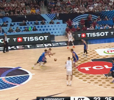 別受傷了！約基奇斷球后一條龍打成2+1 落地踉蹌重重砸在籃架上