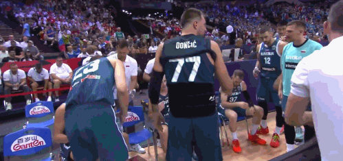 ???♂?看不下去！東契奇從教練手中拿過戰(zhàn)術(shù)板直接指導(dǎo)隊友