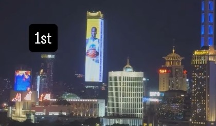 亮相中國上海外灘巨幕！追夢(mèng)：媽媽我做到了 永懷感恩！