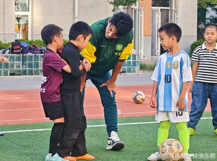 國安球員走進(jìn)北京小學(xué)翡翠城分校，開展足球公益課活動