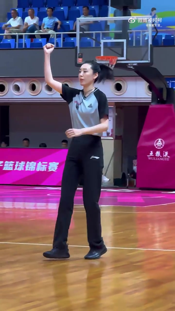 又美又颯！全國女籃錦標賽的女裁判王陽成賽場上另一道靚麗的風景