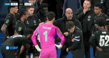 瓜迪奧拉場邊激情講解戰(zhàn)術(shù)，還拉住福登特意多叮囑兩句