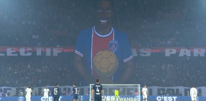 球迷展示巨型TIFO，慶祝登貝萊喜提金球獎(jiǎng)和恩里克獲頒克魯伊夫獎(jiǎng)