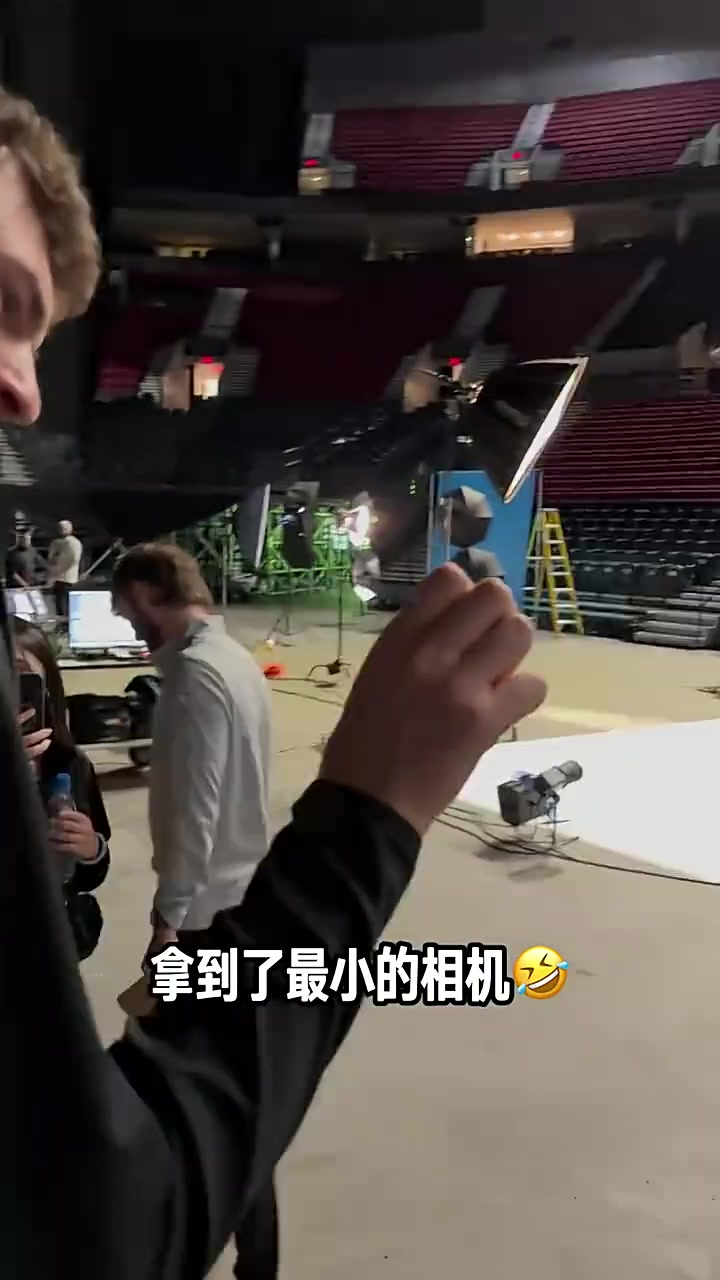 哈哈！新賽季媒體日克林根和楊瀚森拿著微型相機(jī)互拍
