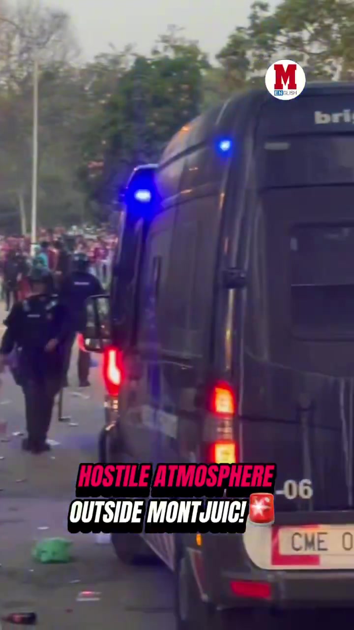 賽前火藥味！巴薩、巴黎球迷場(chǎng)外大規(guī)模沖突，警察出動(dòng)維持秩序